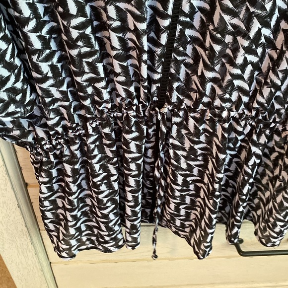 Light and flowy cinch waist top - Picture 5 of 6